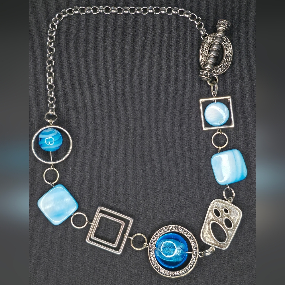 Source Unknown Silver-Tone Necklace with Deep and Light Blue Glass Accents - Picture 2 of 3